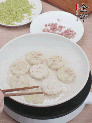 鍋中涼油，慢煎至兩面有脆殼。（油可以多一點）