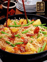 加水，沒過大部分食材。把瀝干水分的米飯均勻地鋪在上面，筷子戳幾個洞